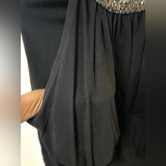 Twenty one sleeveless top with beaded collar and hoodie type pocket across front - Picture 5 of 6